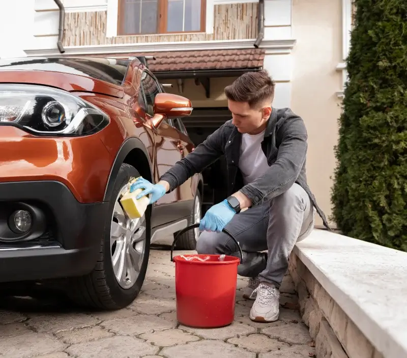 Lavage auto à domicile Moussan : professionnel intervenant sur un véhicule